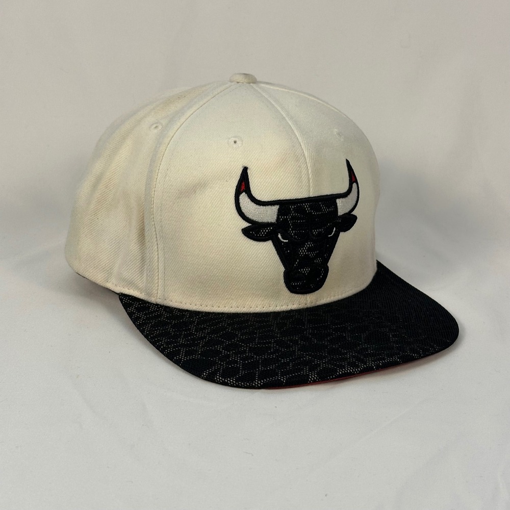 Chicago Bulls Mitchell & Ness Snapback Hat Mens OSFM White NBA Embroidered Cap